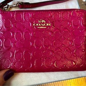 Coach CORNER ZIP WRISTLET IN SIGNATURE DEBOSSED PINK PATENT LEATHER